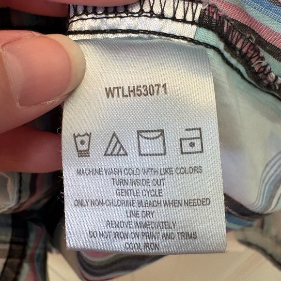 Rock 47 by Wrangler Plaid Western Shirt with Studded Details. Size Small. - Picture 9 of 10